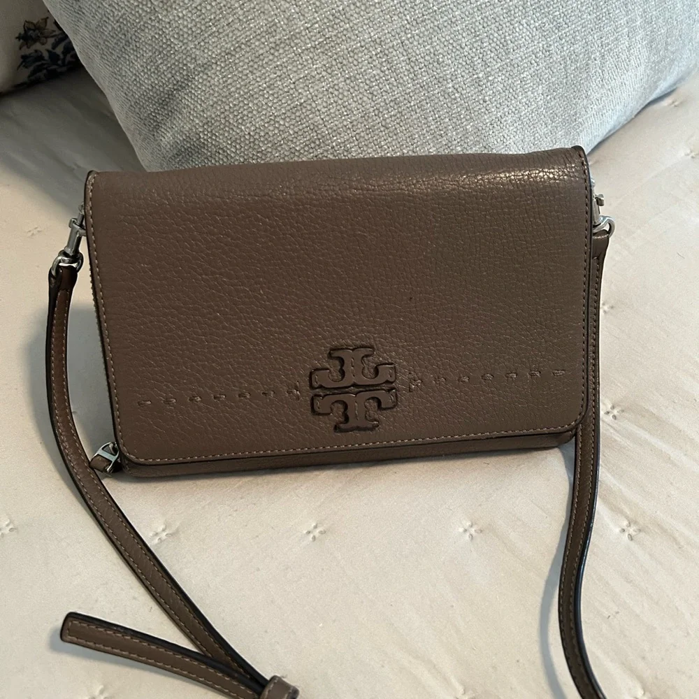 TORY BURCH Shoulder Wallet Crossbody Grain Leather  Great Condition - Picture 2 of 8